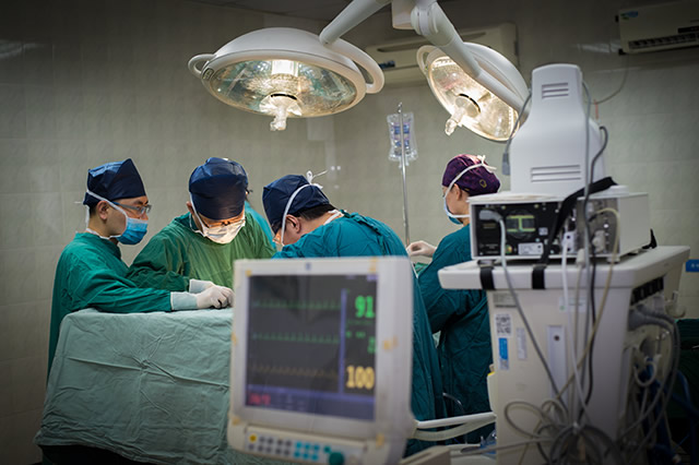 应该怎样安全使用医用手术床和手术无影灯呢？